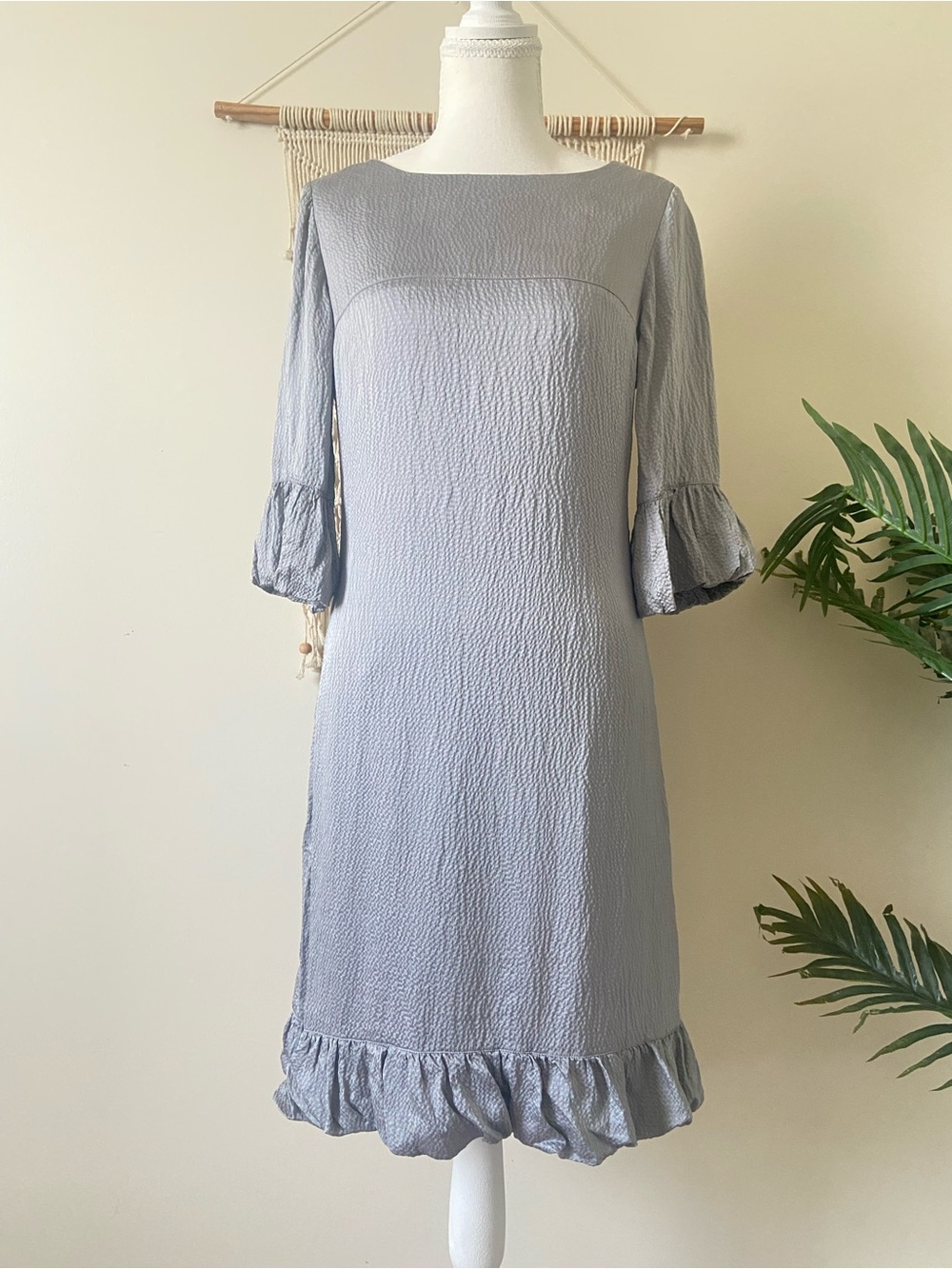 Tahari Arthur S. Levine Silver Crinkle 100% Silk Ruffle Cocktail Dress Size 4